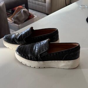Vionic Black Crocodile Pattern Loafers Size 6